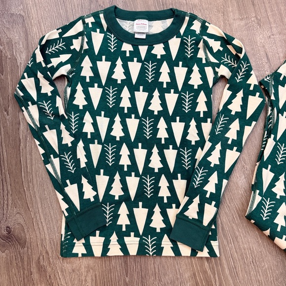 Hanna Andersson Forest Green and Cream Pajama Set - Picture 2 of 7
